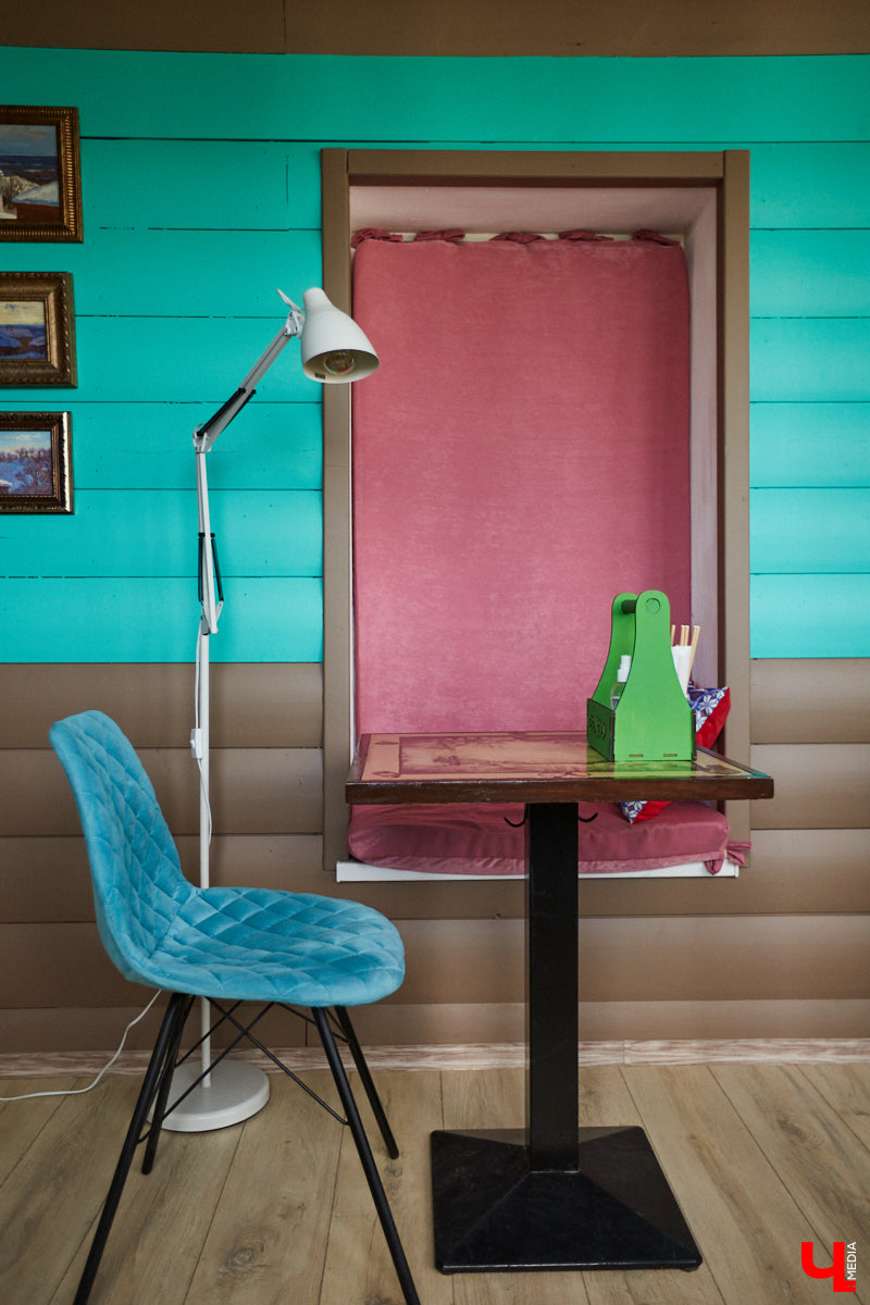 Сесть за свой столик, заказать то самое блюдо, кинуть взгляд на привычный пейзаж за окном — порой к заведениям привыкаешь не меньше, чем к любимым вещам. Но всему свойственно меняться. Закрытия и реконструкции — обычное дело для гастрономических проектов. За последнее время свои двери в нашем городе захлопнули сразу четыре. Откроют ли их вновь или это уже навсегда, выяснял «Ключ-Медиа».