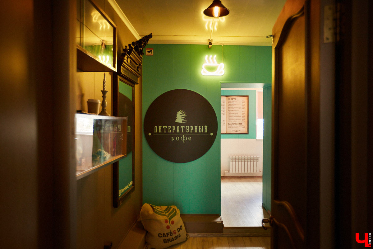 Сесть за свой столик, заказать то самое блюдо, кинуть взгляд на привычный пейзаж за окном — порой к заведениям привыкаешь не меньше, чем к любимым вещам. Но всему свойственно меняться. Закрытия и реконструкции — обычное дело для гастрономических проектов. За последнее время свои двери в нашем городе захлопнули сразу четыре. Откроют ли их вновь или это уже навсегда, выяснял «Ключ-Медиа».