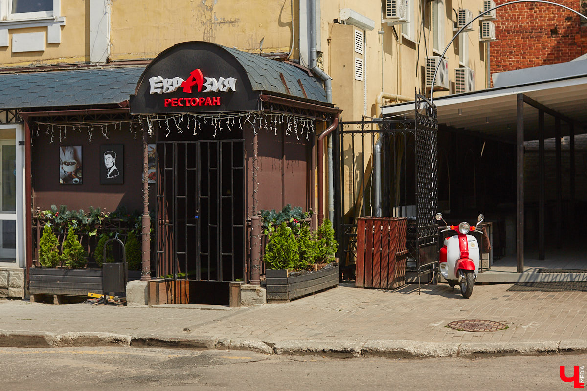 Сесть за свой столик, заказать то самое блюдо, кинуть взгляд на привычный пейзаж за окном — порой к заведениям привыкаешь не меньше, чем к любимым вещам. Но всему свойственно меняться. Закрытия и реконструкции — обычное дело для гастрономических проектов. За последнее время свои двери в нашем городе захлопнули сразу четыре. Откроют ли их вновь или это уже навсегда, выяснял «Ключ-Медиа».