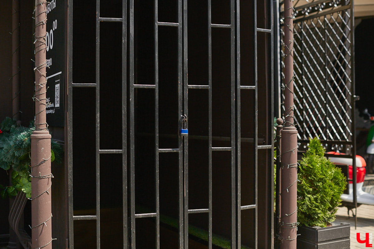 Сесть за свой столик, заказать то самое блюдо, кинуть взгляд на привычный пейзаж за окном — порой к заведениям привыкаешь не меньше, чем к любимым вещам. Но всему свойственно меняться. Закрытия и реконструкции — обычное дело для гастрономических проектов. За последнее время свои двери в нашем городе захлопнули сразу четыре. Откроют ли их вновь или это уже навсегда, выяснял «Ключ-Медиа».