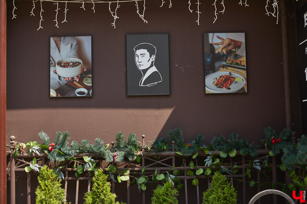 Сесть за свой столик, заказать то самое блюдо, кинуть взгляд на привычный пейзаж за окном — порой к заведениям привыкаешь не меньше, чем к любимым вещам. Но всему свойственно меняться. Закрытия и реконструкции — обычное дело для гастрономических проектов. За последнее время свои двери в нашем городе захлопнули сразу четыре. Откроют ли их вновь или это уже навсегда, выяснял «Ключ-Медиа».