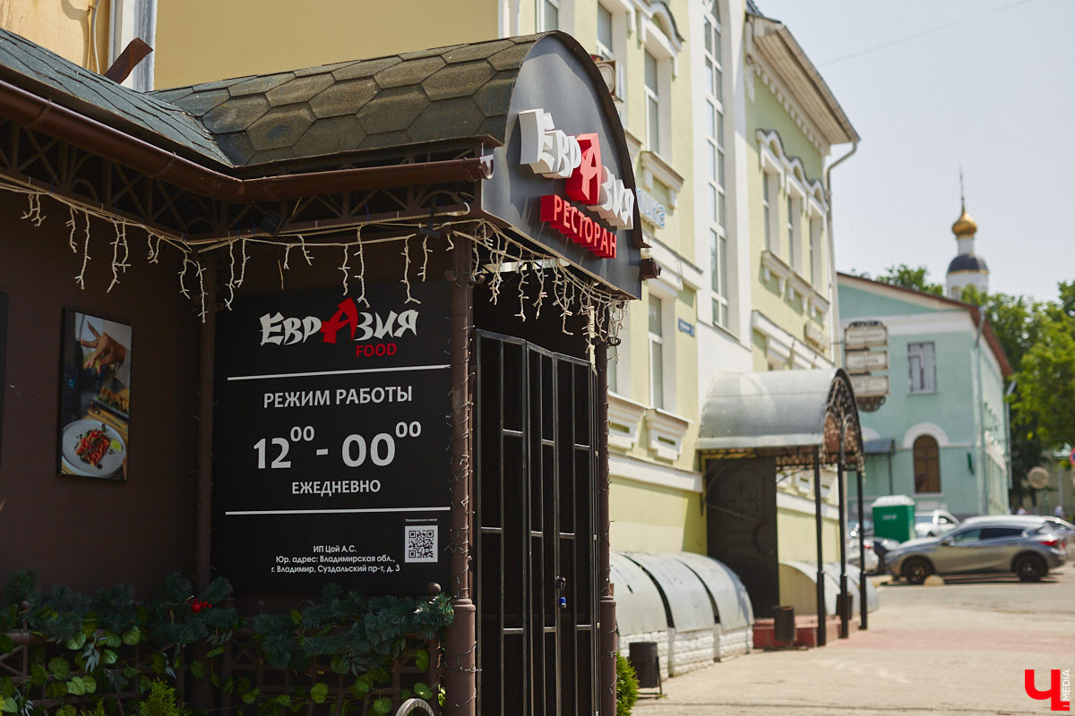 Сесть за свой столик, заказать то самое блюдо, кинуть взгляд на привычный пейзаж за окном — порой к заведениям привыкаешь не меньше, чем к любимым вещам. Но всему свойственно меняться. Закрытия и реконструкции — обычное дело для гастрономических проектов. За последнее время свои двери в нашем городе захлопнули сразу четыре. Откроют ли их вновь или это уже навсегда, выяснял «Ключ-Медиа».