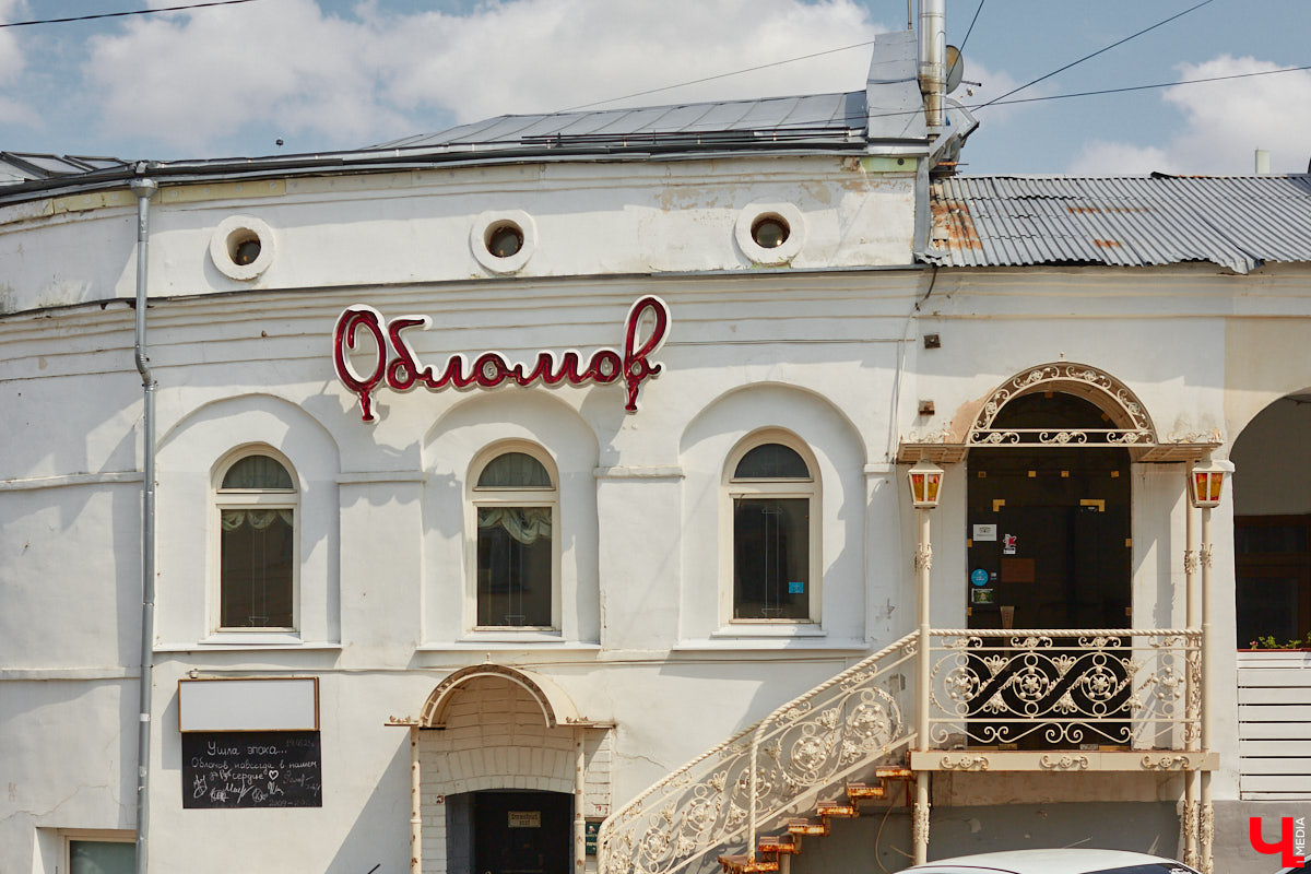 Сесть за свой столик, заказать то самое блюдо, кинуть взгляд на привычный пейзаж за окном — порой к заведениям привыкаешь не меньше, чем к любимым вещам. Но всему свойственно меняться. Закрытия и реконструкции — обычное дело для гастрономических проектов. За последнее время свои двери в нашем городе захлопнули сразу четыре. Откроют ли их вновь или это уже навсегда, выяснял «Ключ-Медиа».