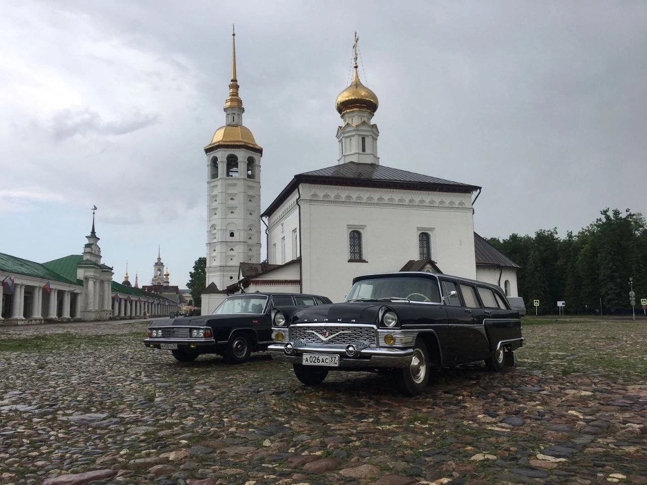 Пока кто-то гонится за новинками, регулярно меняя технику и одежду, другим важнее выудить что-то из прошлого и восстановить раритетную вещь. Тот же автомобиль, например, хранящий много историй. На днях центр Суздаля стал площадкой для выставки советских машин. В центр города-музея слетелись «Чайки».