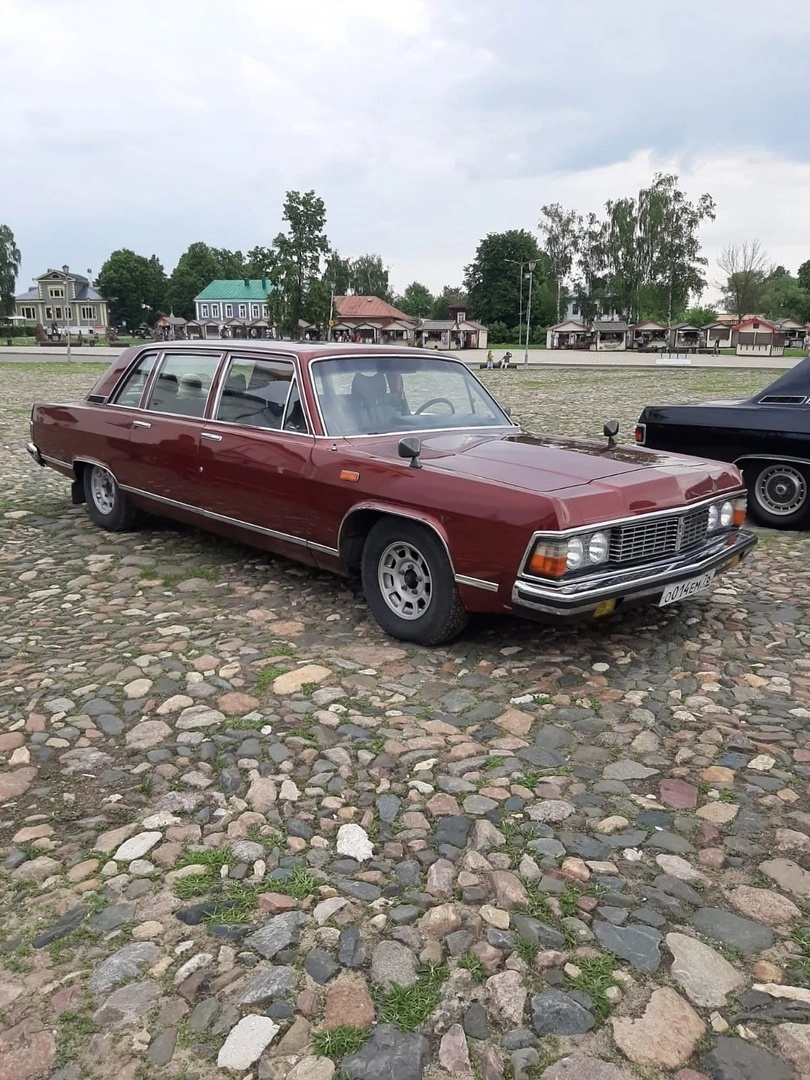 Пока кто-то гонится за новинками, регулярно меняя технику и одежду, другим важнее выудить что-то из прошлого и восстановить раритетную вещь. Тот же автомобиль, например, хранящий много историй. На днях центр Суздаля стал площадкой для выставки советских машин. В центр города-музея слетелись «Чайки».