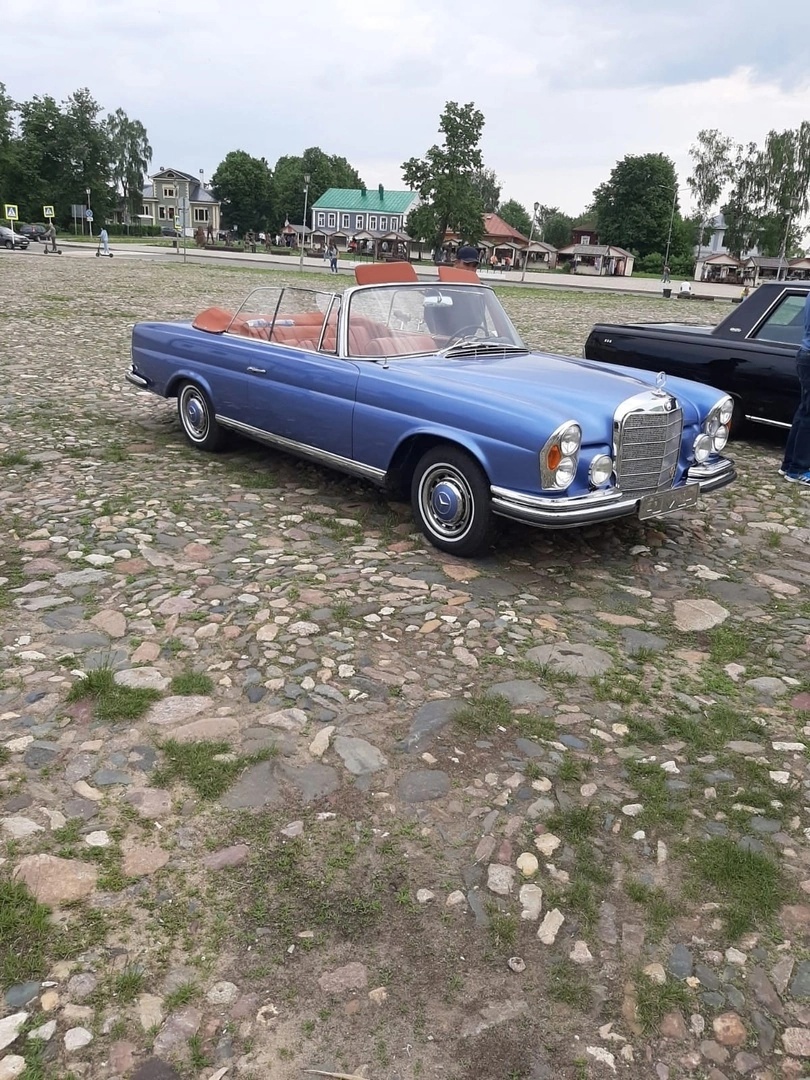 Пока кто-то гонится за новинками, регулярно меняя технику и одежду, другим важнее выудить что-то из прошлого и восстановить раритетную вещь. Тот же автомобиль, например, хранящий много историй. На днях центр Суздаля стал площадкой для выставки советских машин. В центр города-музея слетелись «Чайки».