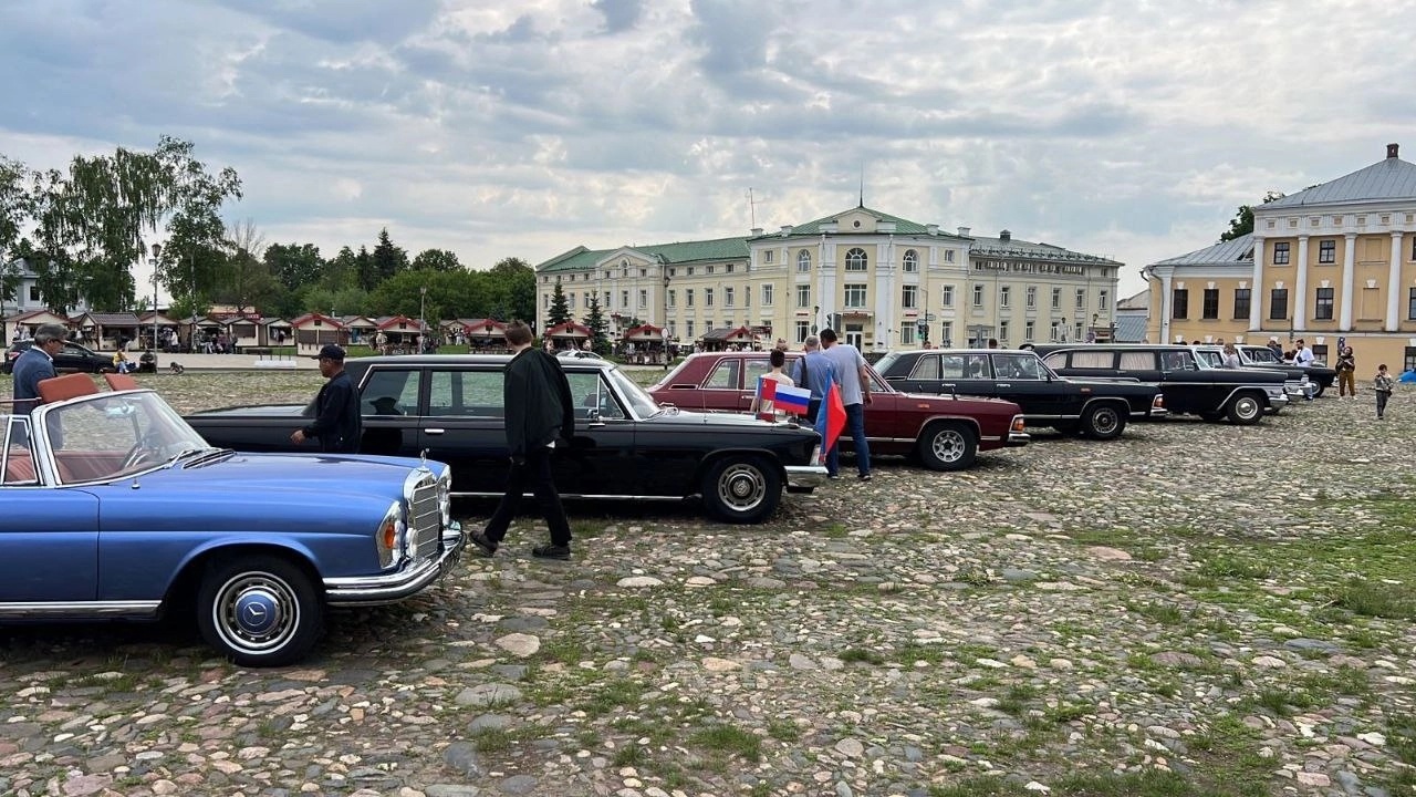 Пока кто-то гонится за новинками, регулярно меняя технику и одежду, другим важнее выудить что-то из прошлого и восстановить раритетную вещь. Тот же автомобиль, например, хранящий много историй. На днях центр Суздаля стал площадкой для выставки советских машин. В центр города-музея слетелись «Чайки».