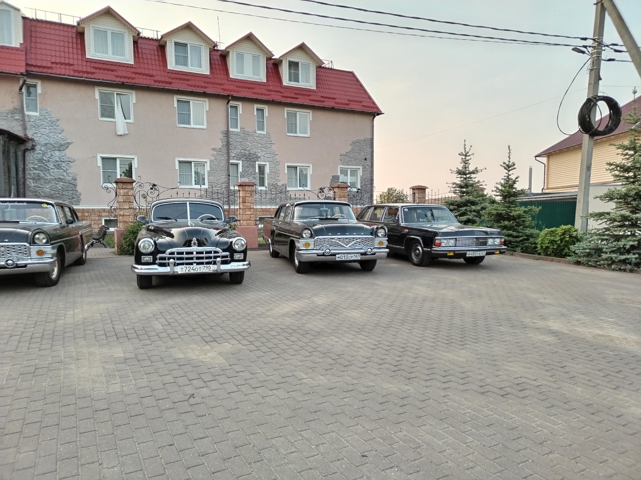 Пока кто-то гонится за новинками, регулярно меняя технику и одежду, другим важнее выудить что-то из прошлого и восстановить раритетную вещь. Тот же автомобиль, например, хранящий много историй. На днях центр Суздаля стал площадкой для выставки советских машин. В центр города-музея слетелись «Чайки».