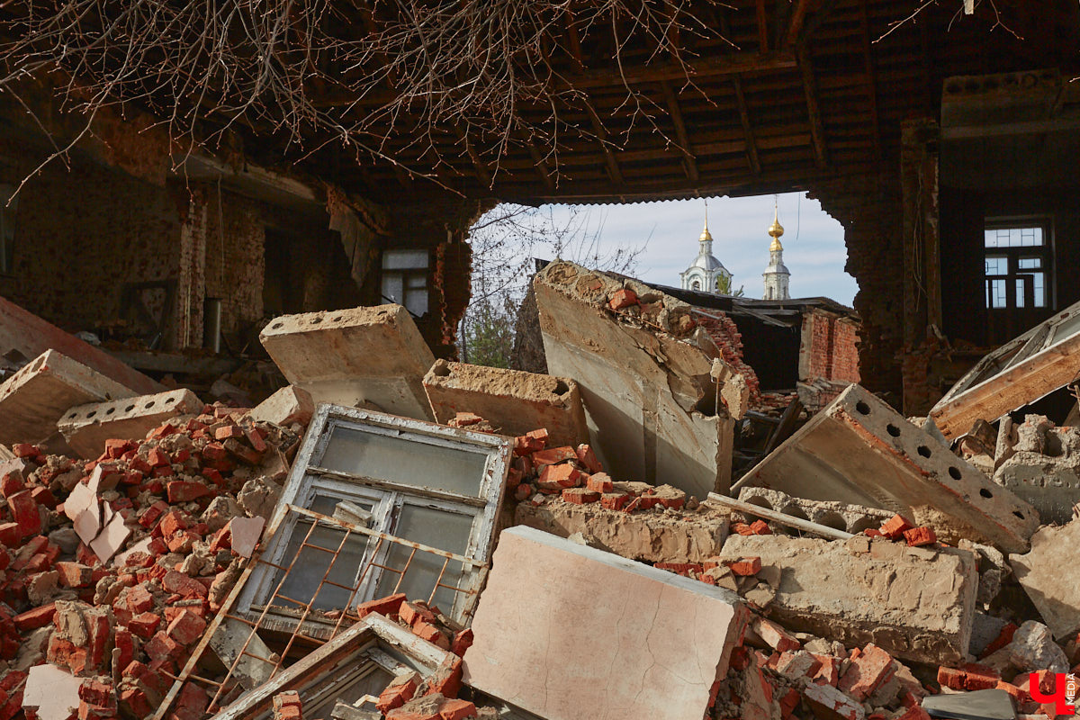 Разочарованные туристы поделились своим мнением относительно семи популярных мест России, куда они больше ни ногой. Вошли туда аж два города из Владимирской области. Оговоримся сразу: все-таки на их защиту кто-то да встал. Но нам интересно, а какими эти города видите вы: тоскливыми и бедными или все-таки симпатичными и даже сказочными?