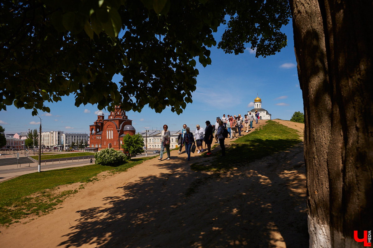 Разочарованные туристы поделились своим мнением относительно семи популярных мест России, куда они больше ни ногой. Вошли туда аж два города из Владимирской области. Оговоримся сразу: все-таки на их защиту кто-то да встал. Но нам интересно, а какими эти города видите вы: тоскливыми и бедными или все-таки симпатичными и даже сказочными?