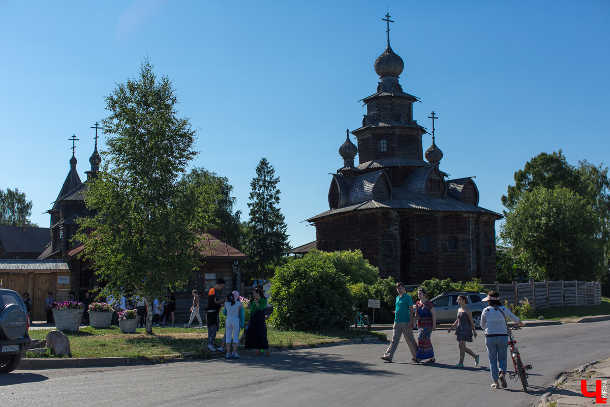 Разочарованные туристы поделились своим мнением относительно семи популярных мест России, куда они больше ни ногой. Вошли туда аж два города из Владимирской области. Оговоримся сразу: все-таки на их защиту кто-то да встал. Но нам интересно, а какими эти города видите вы: тоскливыми и бедными или все-таки симпатичными и даже сказочными?