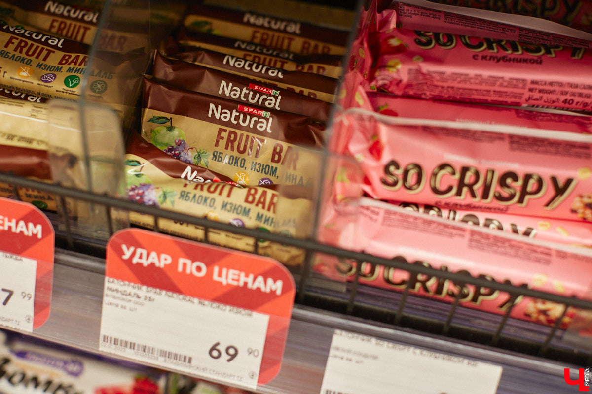 Кто-то ЗОЖ высмеивает, как группа «Ленинград», кто-то считает его ерундой и историей про отварную грудку. Но для некоторых правильное питание не тюрьма строгого режима, а яркий мир вкуса и разнообразия. Сидеть на ПП без чувства голода и с чистой совестью реально? Об этом мы поговорили с нутрициологом Надеждой Тихомировой, прогуливаясь по местному супермаркету.