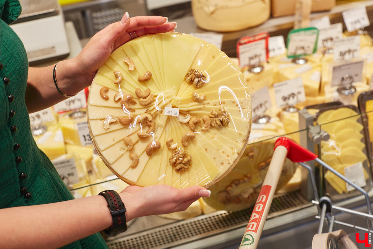 Кто-то ЗОЖ высмеивает, как группа «Ленинград», кто-то считает его ерундой и историей про отварную грудку. Но для некоторых правильное питание не тюрьма строгого режима, а яркий мир вкуса и разнообразия. Сидеть на ПП без чувства голода и с чистой совестью реально? Об этом мы поговорили с нутрициологом Надеждой Тихомировой, прогуливаясь по местному супермаркету.