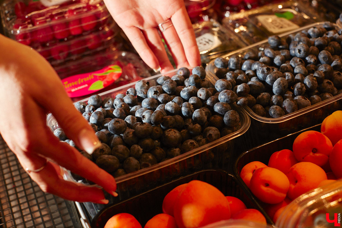 Кто-то ЗОЖ высмеивает, как группа «Ленинград», кто-то считает его ерундой и историей про отварную грудку. Но для некоторых правильное питание не тюрьма строгого режима, а яркий мир вкуса и разнообразия. Сидеть на ПП без чувства голода и с чистой совестью реально? Об этом мы поговорили с нутрициологом Надеждой Тихомировой, прогуливаясь по местному супермаркету.