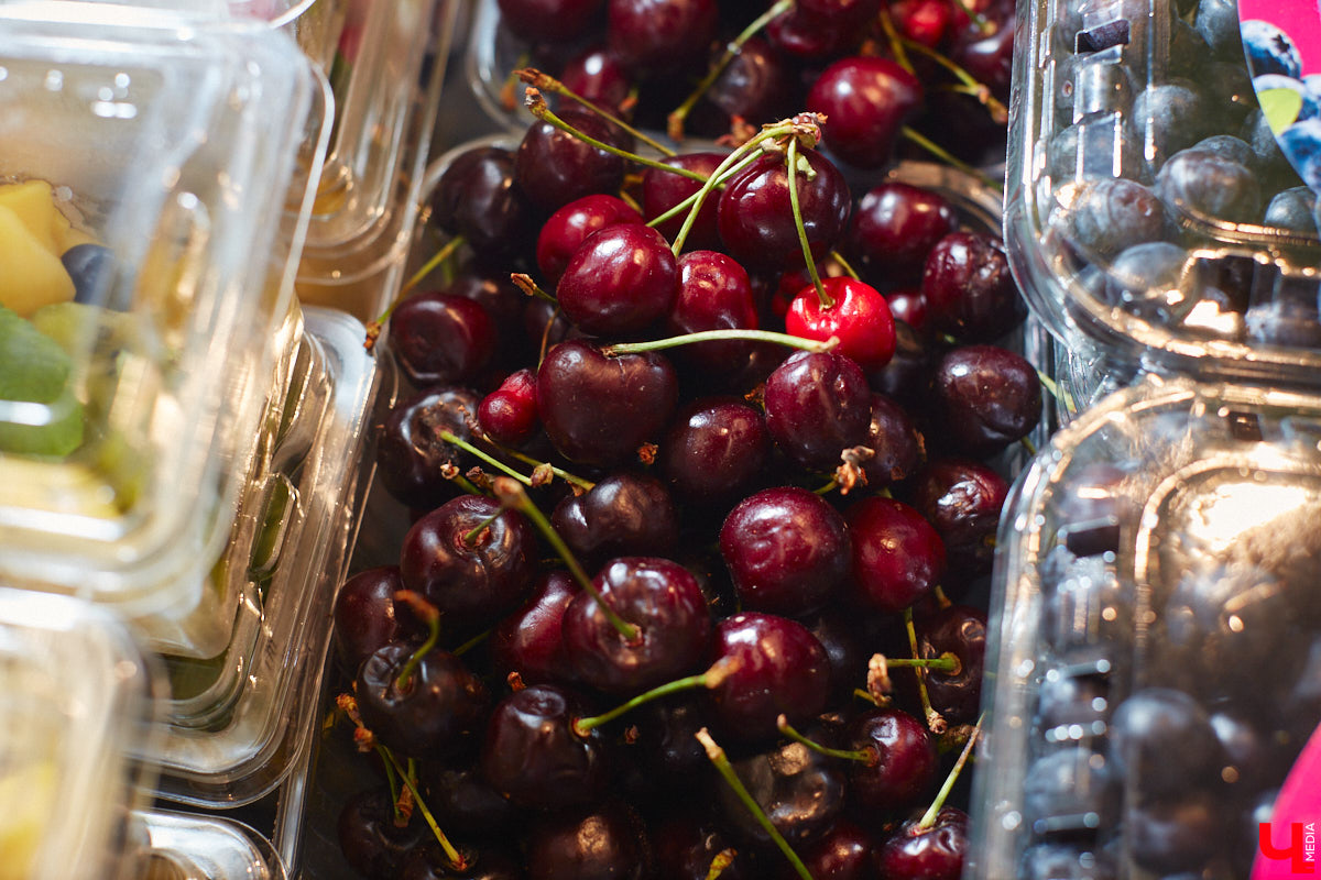 Кто-то ЗОЖ высмеивает, как группа «Ленинград», кто-то считает его ерундой и историей про отварную грудку. Но для некоторых правильное питание не тюрьма строгого режима, а яркий мир вкуса и разнообразия. Сидеть на ПП без чувства голода и с чистой совестью реально? Об этом мы поговорили с нутрициологом Надеждой Тихомировой, прогуливаясь по местному супермаркету.