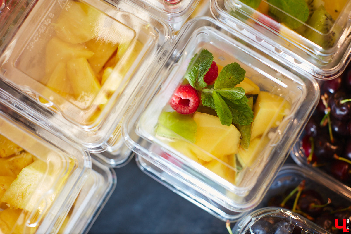 Кто-то ЗОЖ высмеивает, как группа «Ленинград», кто-то считает его ерундой и историей про отварную грудку. Но для некоторых правильное питание не тюрьма строгого режима, а яркий мир вкуса и разнообразия. Сидеть на ПП без чувства голода и с чистой совестью реально? Об этом мы поговорили с нутрициологом Надеждой Тихомировой, прогуливаясь по местному супермаркету.