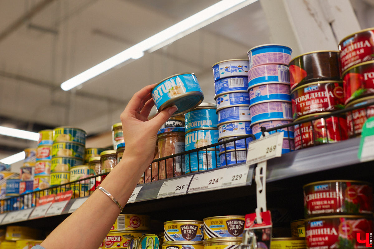 Кто-то ЗОЖ высмеивает, как группа «Ленинград», кто-то считает его ерундой и историей про отварную грудку. Но для некоторых правильное питание не тюрьма строгого режима, а яркий мир вкуса и разнообразия. Сидеть на ПП без чувства голода и с чистой совестью реально? Об этом мы поговорили с нутрициологом Надеждой Тихомировой, прогуливаясь по местному супермаркету.