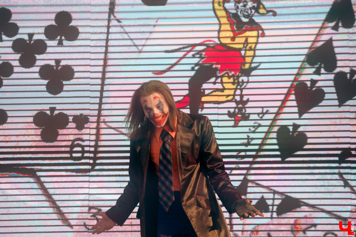 Все, кто не захотел сидеть дома в пятницу вечером и отправился на территорию гастромаркета на Студеной горе, стали свидетелями концерта, на котором музыка и танцы сплелись в одно целое. По итогу все его участники устроили дружный флешмоб. Если вы пропустили сие мероприятие, тогда листайте наш фоторепортаж.