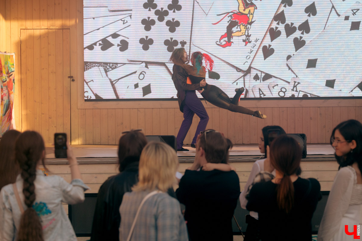 Все, кто не захотел сидеть дома в пятницу вечером и отправился на территорию гастромаркета на Студеной горе, стали свидетелями концерта, на котором музыка и танцы сплелись в одно целое. По итогу все его участники устроили дружный флешмоб. Если вы пропустили сие мероприятие, тогда листайте наш фоторепортаж.