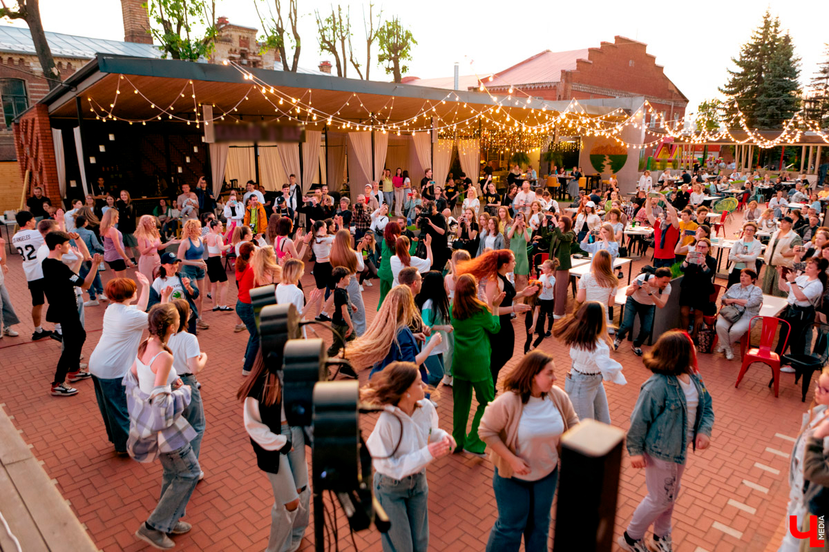 Все, кто не захотел сидеть дома в пятницу вечером и отправился на территорию гастромаркета на Студеной горе, стали свидетелями концерта, на котором музыка и танцы сплелись в одно целое. По итогу все его участники устроили дружный флешмоб. Если вы пропустили сие мероприятие, тогда листайте наш фоторепортаж.