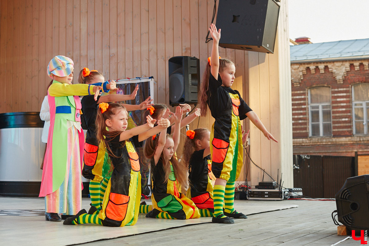 Все, кто не захотел сидеть дома в пятницу вечером и отправился на территорию гастромаркета на Студеной горе, стали свидетелями концерта, на котором музыка и танцы сплелись в одно целое. По итогу все его участники устроили дружный флешмоб. Если вы пропустили сие мероприятие, тогда листайте наш фоторепортаж.