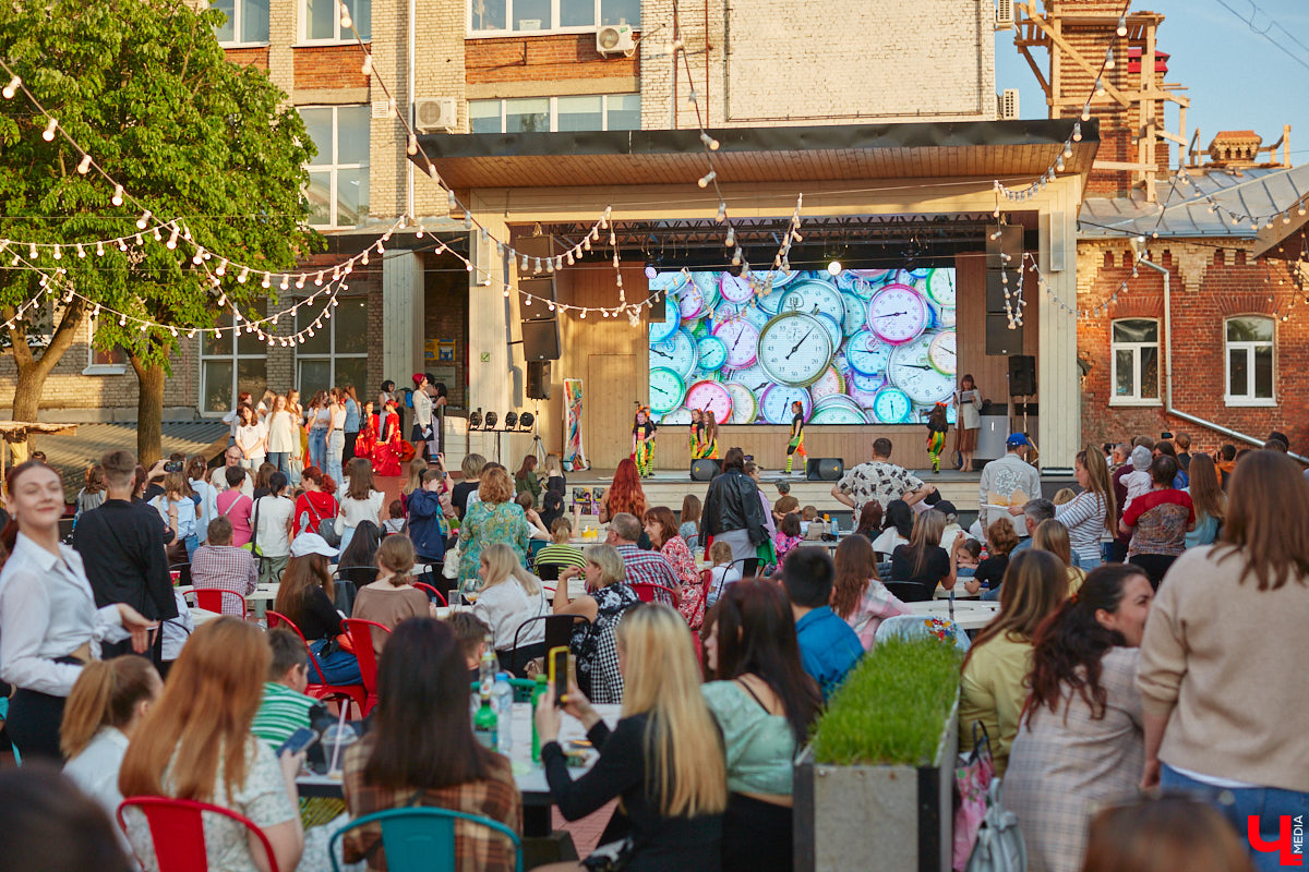 Все, кто не захотел сидеть дома в пятницу вечером и отправился на территорию гастромаркета на Студеной горе, стали свидетелями концерта, на котором музыка и танцы сплелись в одно целое. По итогу все его участники устроили дружный флешмоб. Если вы пропустили сие мероприятие, тогда листайте наш фоторепортаж.