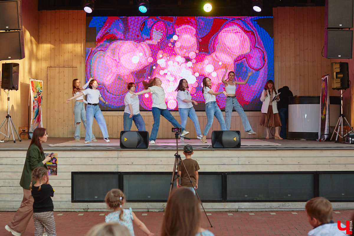 Все, кто не захотел сидеть дома в пятницу вечером и отправился на территорию гастромаркета на Студеной горе, стали свидетелями концерта, на котором музыка и танцы сплелись в одно целое. По итогу все его участники устроили дружный флешмоб. Если вы пропустили сие мероприятие, тогда листайте наш фоторепортаж.