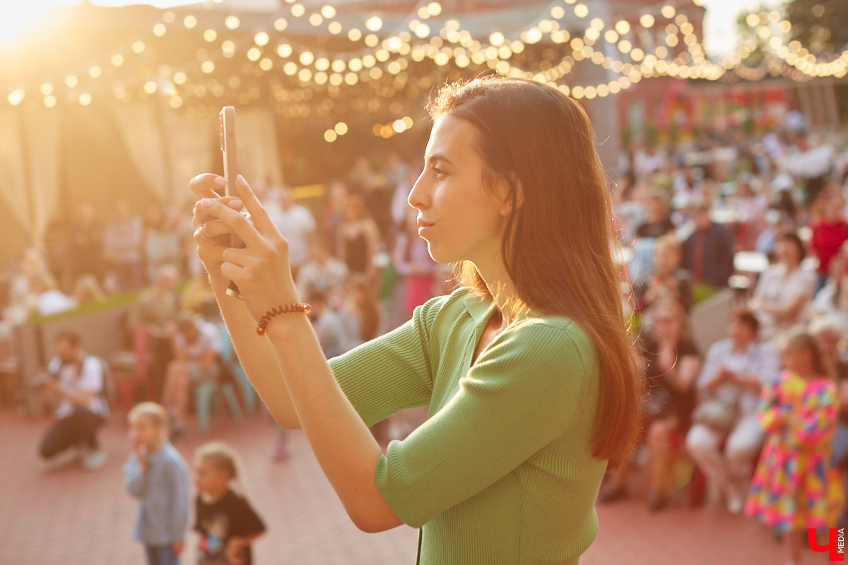 Все, кто не захотел сидеть дома в пятницу вечером и отправился на территорию гастромаркета на Студеной горе, стали свидетелями концерта, на котором музыка и танцы сплелись в одно целое. По итогу все его участники устроили дружный флешмоб. Если вы пропустили сие мероприятие, тогда листайте наш фоторепортаж.