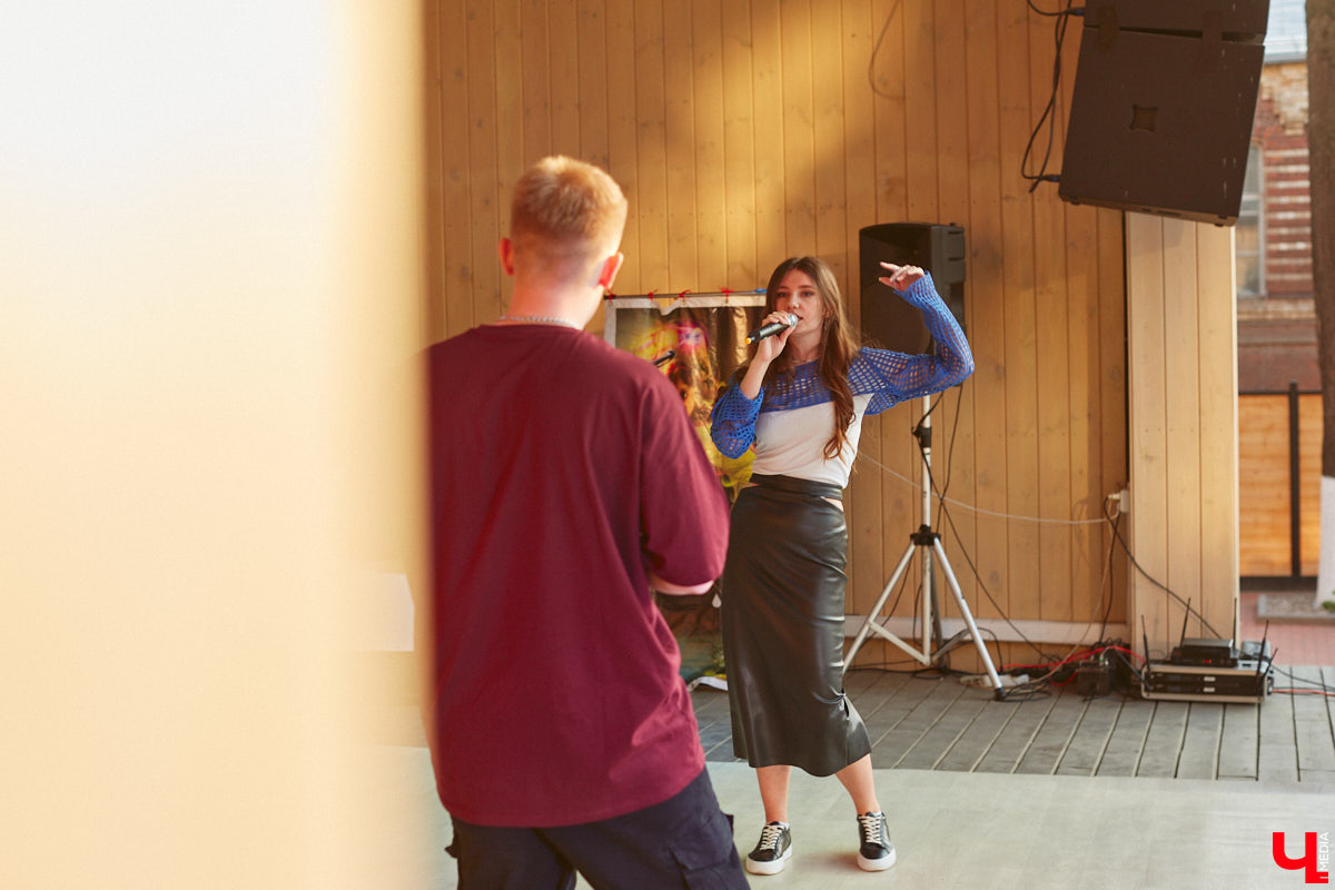 Все, кто не захотел сидеть дома в пятницу вечером и отправился на территорию гастромаркета на Студеной горе, стали свидетелями концерта, на котором музыка и танцы сплелись в одно целое. По итогу все его участники устроили дружный флешмоб. Если вы пропустили сие мероприятие, тогда листайте наш фоторепортаж.