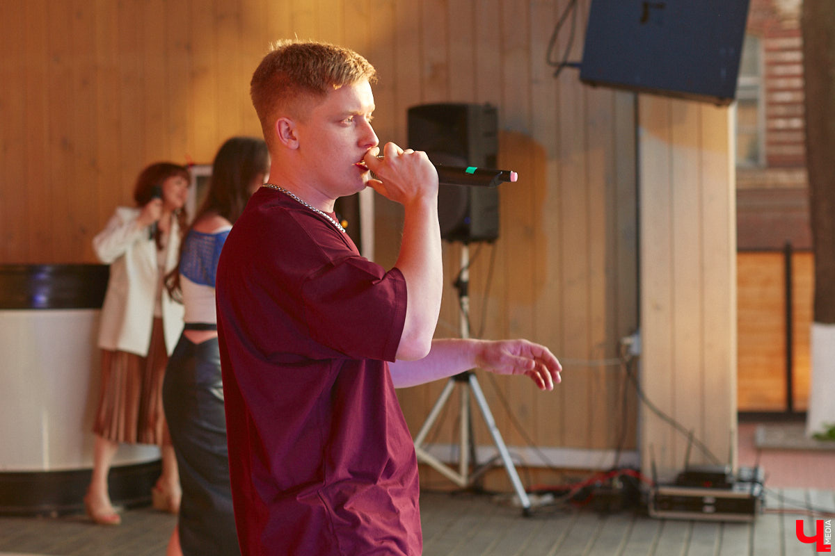 Все, кто не захотел сидеть дома в пятницу вечером и отправился на территорию гастромаркета на Студеной горе, стали свидетелями концерта, на котором музыка и танцы сплелись в одно целое. По итогу все его участники устроили дружный флешмоб. Если вы пропустили сие мероприятие, тогда листайте наш фоторепортаж.