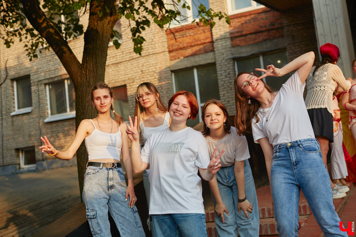 Все, кто не захотел сидеть дома в пятницу вечером и отправился на территорию гастромаркета на Студеной горе, стали свидетелями концерта, на котором музыка и танцы сплелись в одно целое. По итогу все его участники устроили дружный флешмоб. Если вы пропустили сие мероприятие, тогда листайте наш фоторепортаж.