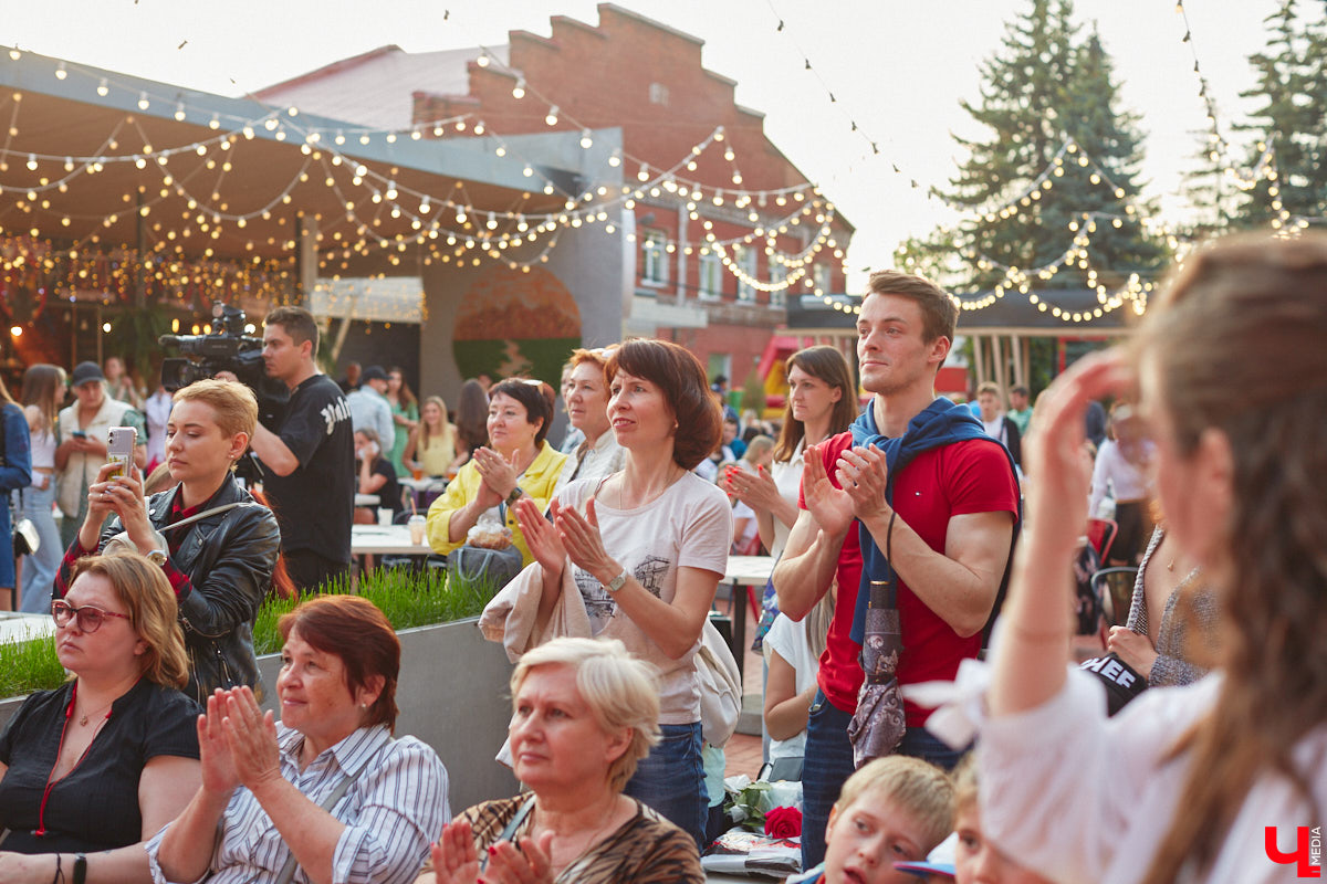 Все, кто не захотел сидеть дома в пятницу вечером и отправился на территорию гастромаркета на Студеной горе, стали свидетелями концерта, на котором музыка и танцы сплелись в одно целое. По итогу все его участники устроили дружный флешмоб. Если вы пропустили сие мероприятие, тогда листайте наш фоторепортаж.