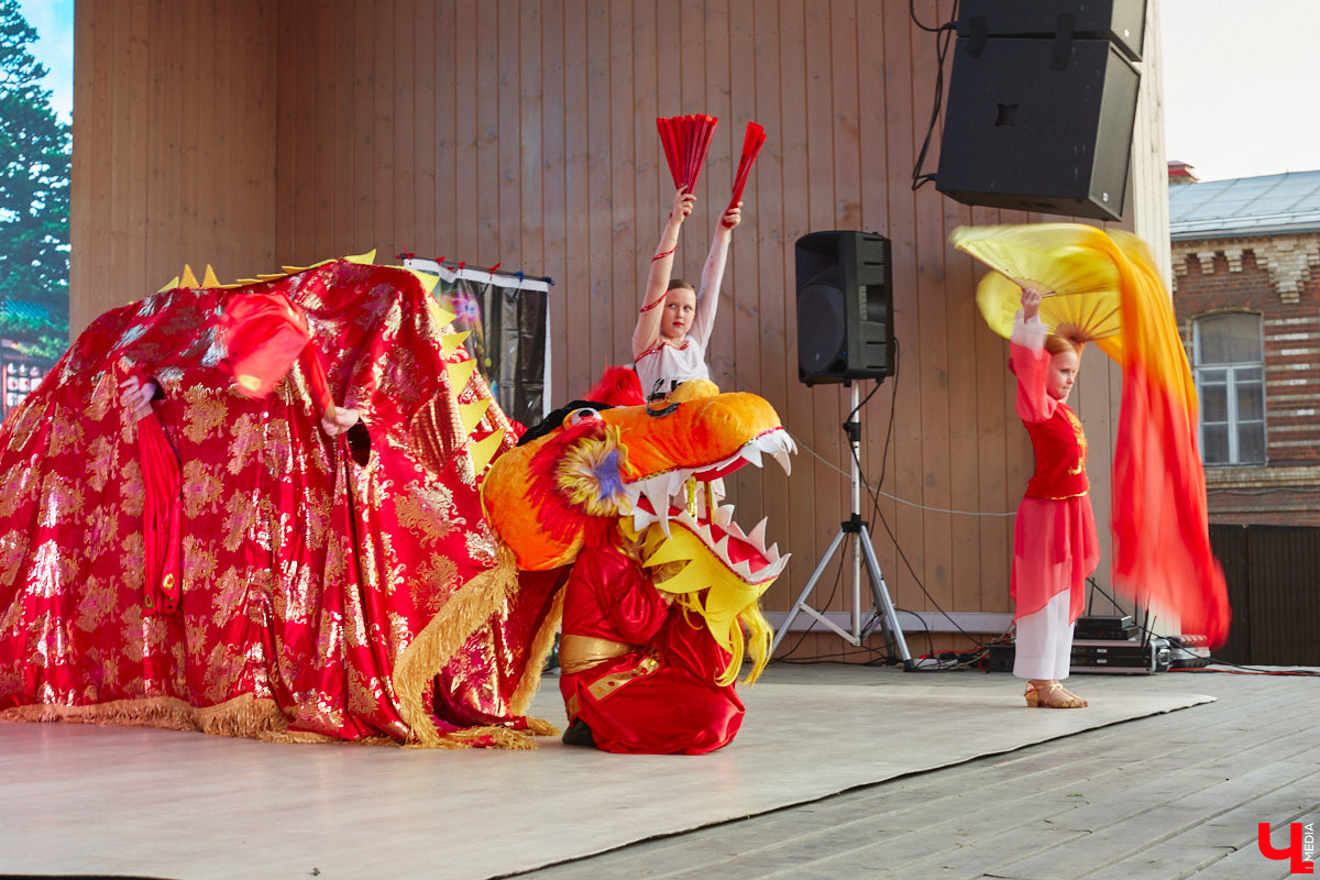 Все, кто не захотел сидеть дома в пятницу вечером и отправился на территорию гастромаркета на Студеной горе, стали свидетелями концерта, на котором музыка и танцы сплелись в одно целое. По итогу все его участники устроили дружный флешмоб. Если вы пропустили сие мероприятие, тогда листайте наш фоторепортаж.