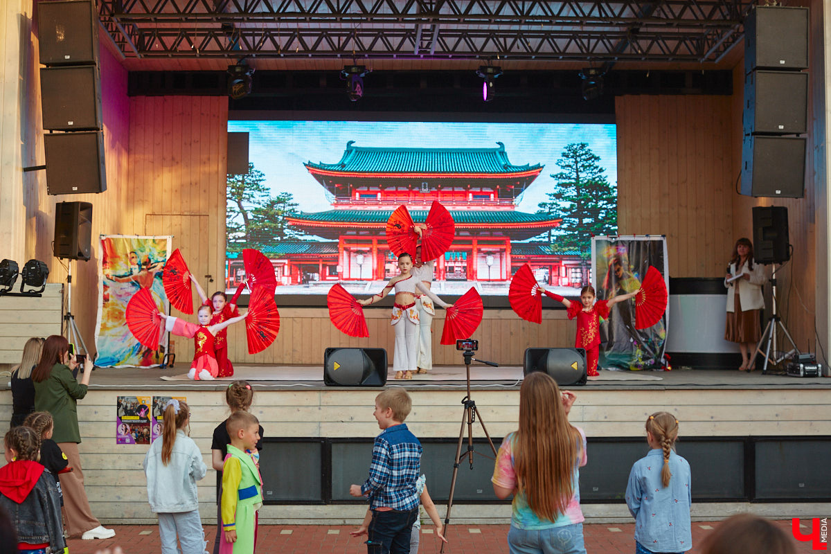 Все, кто не захотел сидеть дома в пятницу вечером и отправился на территорию гастромаркета на Студеной горе, стали свидетелями концерта, на котором музыка и танцы сплелись в одно целое. По итогу все его участники устроили дружный флешмоб. Если вы пропустили сие мероприятие, тогда листайте наш фоторепортаж.