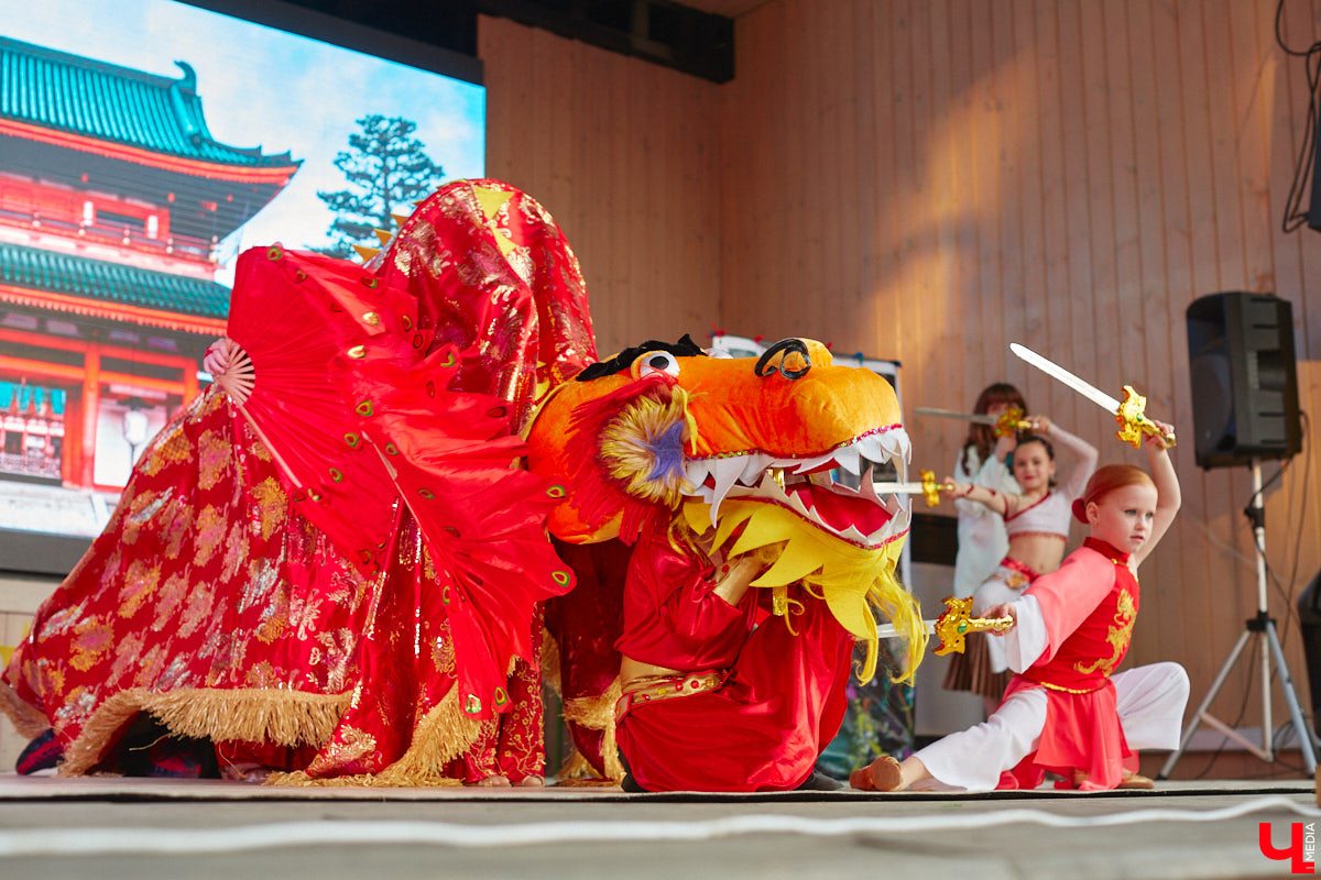 Все, кто не захотел сидеть дома в пятницу вечером и отправился на территорию гастромаркета на Студеной горе, стали свидетелями концерта, на котором музыка и танцы сплелись в одно целое. По итогу все его участники устроили дружный флешмоб. Если вы пропустили сие мероприятие, тогда листайте наш фоторепортаж.