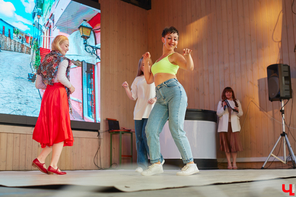 Все, кто не захотел сидеть дома в пятницу вечером и отправился на территорию гастромаркета на Студеной горе, стали свидетелями концерта, на котором музыка и танцы сплелись в одно целое. По итогу все его участники устроили дружный флешмоб. Если вы пропустили сие мероприятие, тогда листайте наш фоторепортаж.