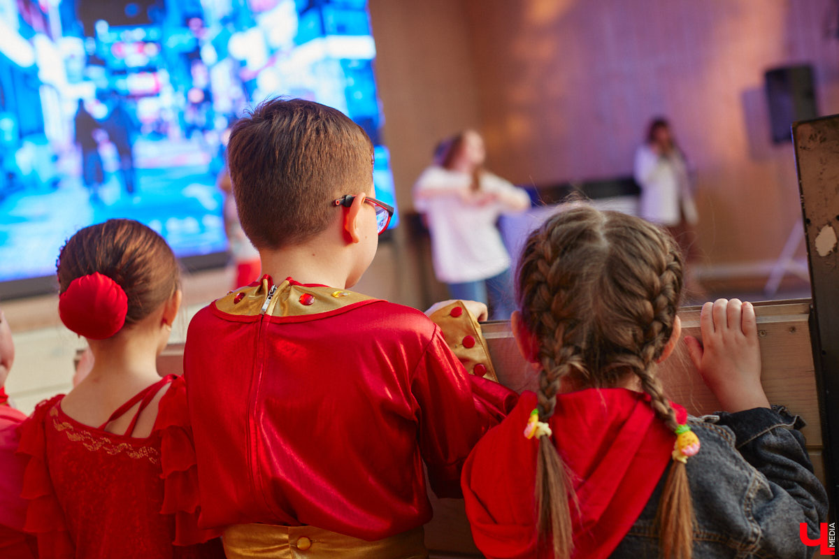 Все, кто не захотел сидеть дома в пятницу вечером и отправился на территорию гастромаркета на Студеной горе, стали свидетелями концерта, на котором музыка и танцы сплелись в одно целое. По итогу все его участники устроили дружный флешмоб. Если вы пропустили сие мероприятие, тогда листайте наш фоторепортаж.