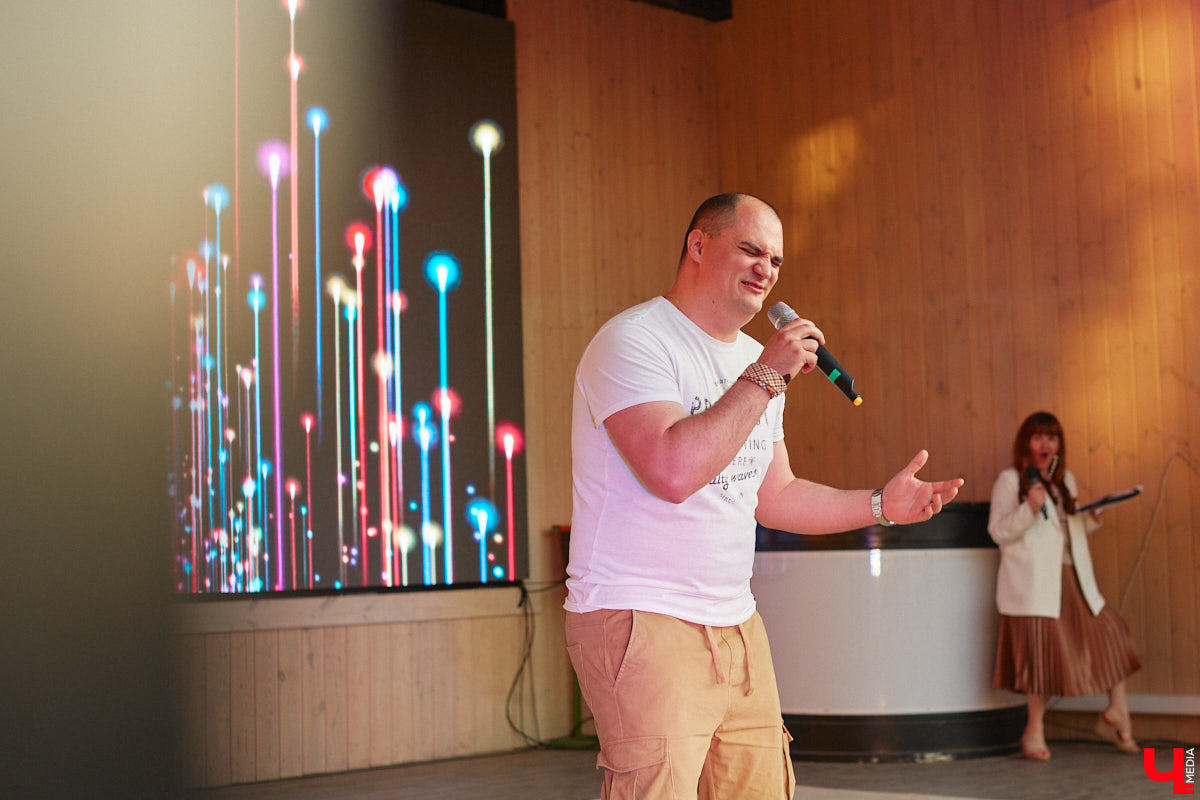 Все, кто не захотел сидеть дома в пятницу вечером и отправился на территорию гастромаркета на Студеной горе, стали свидетелями концерта, на котором музыка и танцы сплелись в одно целое. По итогу все его участники устроили дружный флешмоб. Если вы пропустили сие мероприятие, тогда листайте наш фоторепортаж.