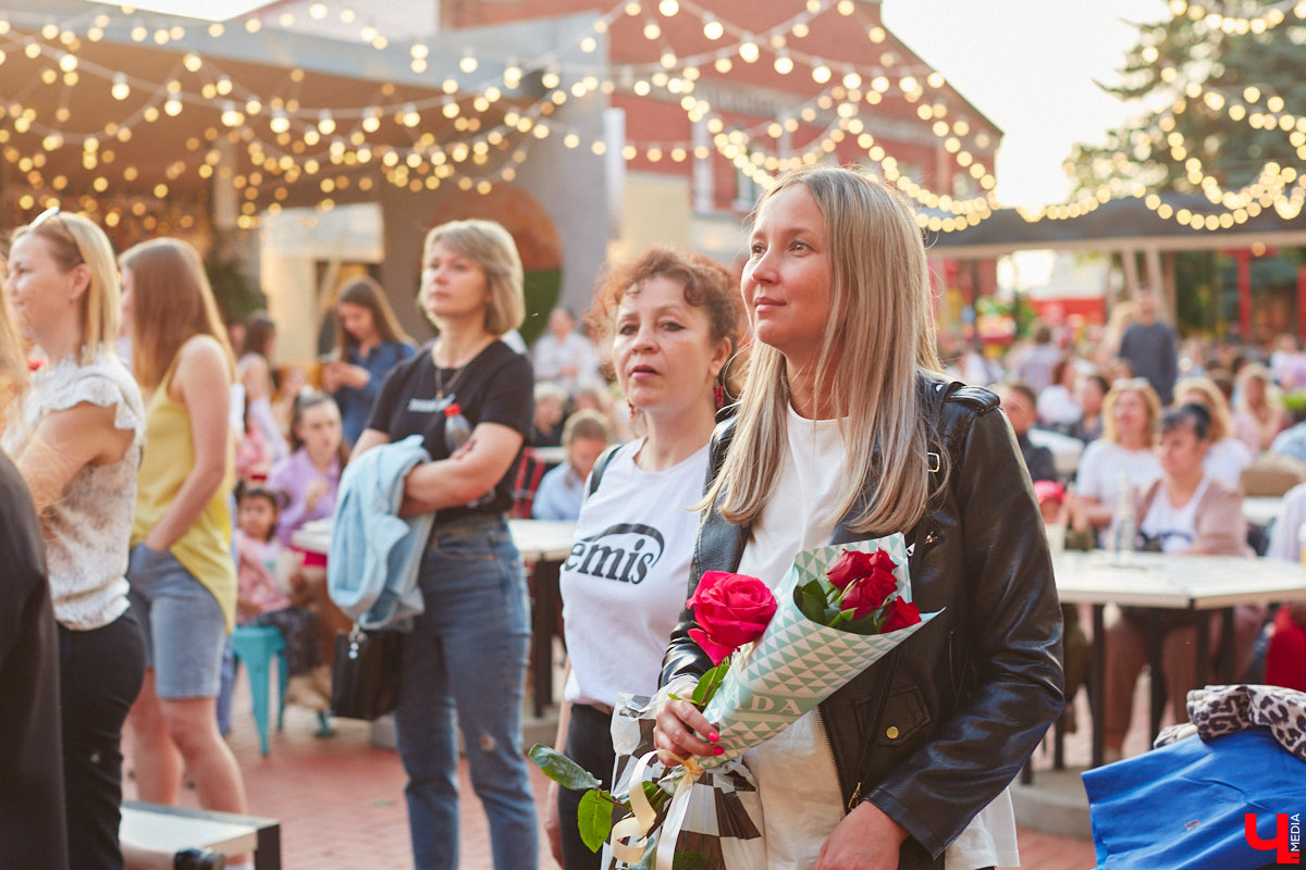 Все, кто не захотел сидеть дома в пятницу вечером и отправился на территорию гастромаркета на Студеной горе, стали свидетелями концерта, на котором музыка и танцы сплелись в одно целое. По итогу все его участники устроили дружный флешмоб. Если вы пропустили сие мероприятие, тогда листайте наш фоторепортаж.