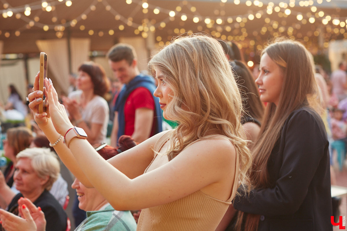 Все, кто не захотел сидеть дома в пятницу вечером и отправился на территорию гастромаркета на Студеной горе, стали свидетелями концерта, на котором музыка и танцы сплелись в одно целое. По итогу все его участники устроили дружный флешмоб. Если вы пропустили сие мероприятие, тогда листайте наш фоторепортаж.