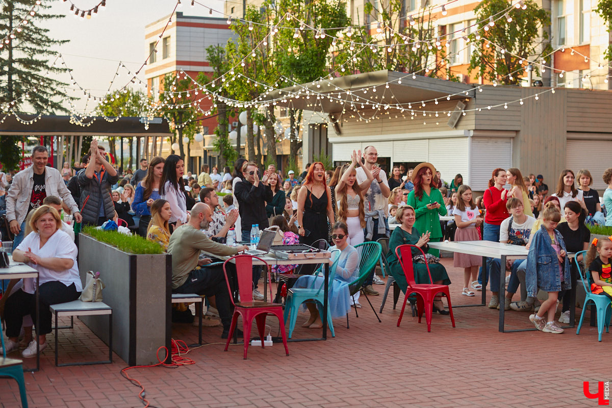Все, кто не захотел сидеть дома в пятницу вечером и отправился на территорию гастромаркета на Студеной горе, стали свидетелями концерта, на котором музыка и танцы сплелись в одно целое. По итогу все его участники устроили дружный флешмоб. Если вы пропустили сие мероприятие, тогда листайте наш фоторепортаж.
