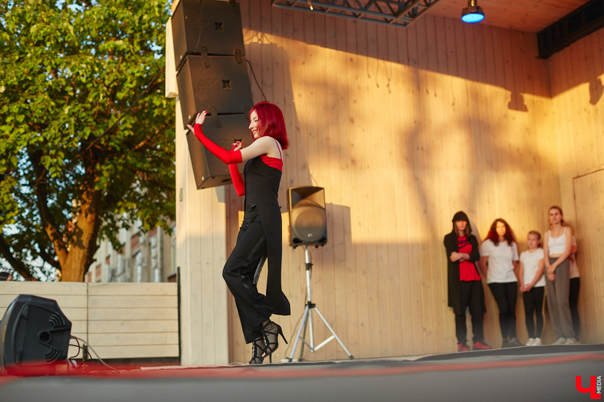 Все, кто не захотел сидеть дома в пятницу вечером и отправился на территорию гастромаркета на Студеной горе, стали свидетелями концерта, на котором музыка и танцы сплелись в одно целое. По итогу все его участники устроили дружный флешмоб. Если вы пропустили сие мероприятие, тогда листайте наш фоторепортаж.