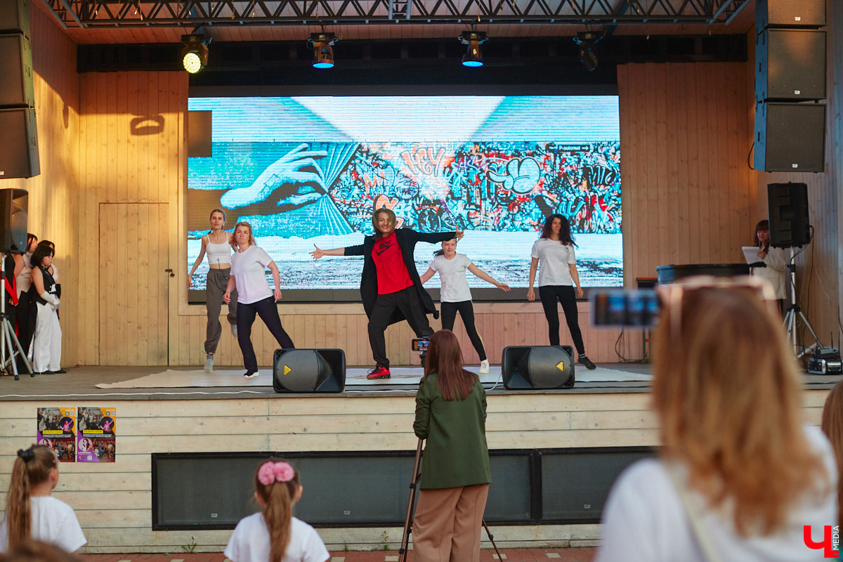 Все, кто не захотел сидеть дома в пятницу вечером и отправился на территорию гастромаркета на Студеной горе, стали свидетелями концерта, на котором музыка и танцы сплелись в одно целое. По итогу все его участники устроили дружный флешмоб. Если вы пропустили сие мероприятие, тогда листайте наш фоторепортаж.