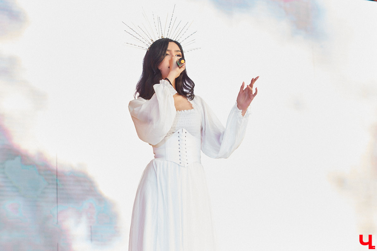 Все, кто не захотел сидеть дома в пятницу вечером и отправился на территорию гастромаркета на Студеной горе, стали свидетелями концерта, на котором музыка и танцы сплелись в одно целое. По итогу все его участники устроили дружный флешмоб. Если вы пропустили сие мероприятие, тогда листайте наш фоторепортаж.