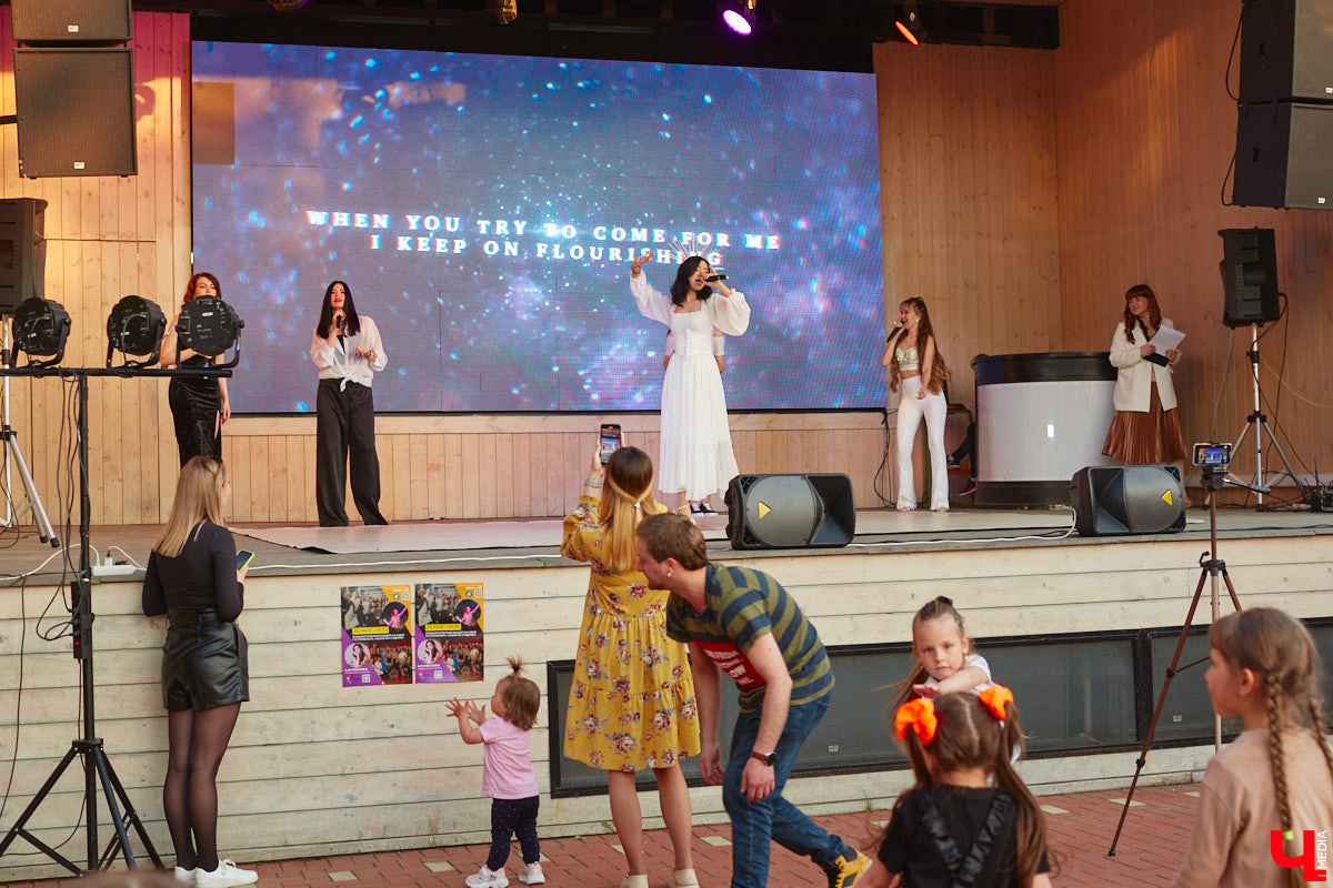 Все, кто не захотел сидеть дома в пятницу вечером и отправился на территорию гастромаркета на Студеной горе, стали свидетелями концерта, на котором музыка и танцы сплелись в одно целое. По итогу все его участники устроили дружный флешмоб. Если вы пропустили сие мероприятие, тогда листайте наш фоторепортаж.