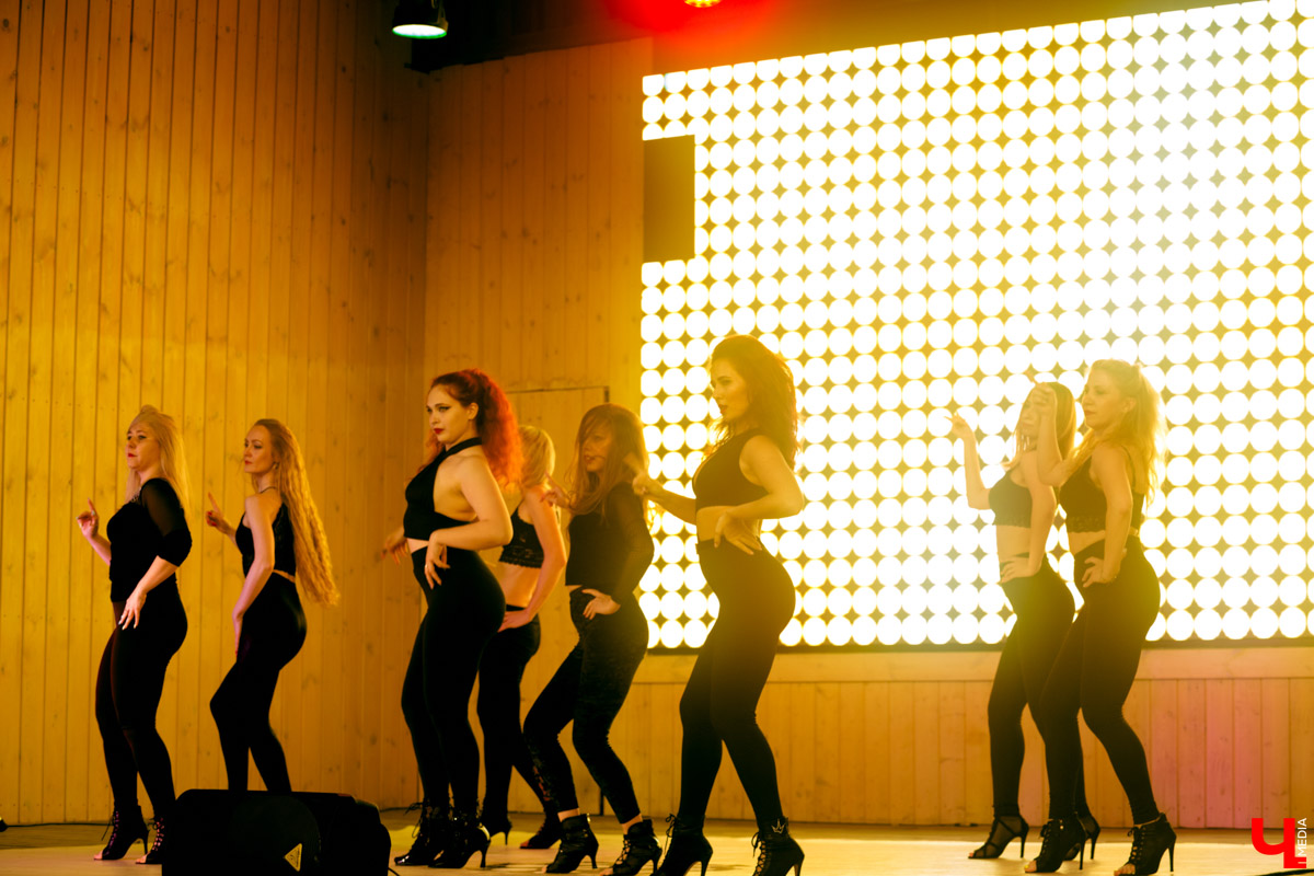 Все, кто не захотел сидеть дома в пятницу вечером и отправился на территорию гастромаркета на Студеной горе, стали свидетелями концерта, на котором музыка и танцы сплелись в одно целое. По итогу все его участники устроили дружный флешмоб. Если вы пропустили сие мероприятие, тогда листайте наш фоторепортаж.