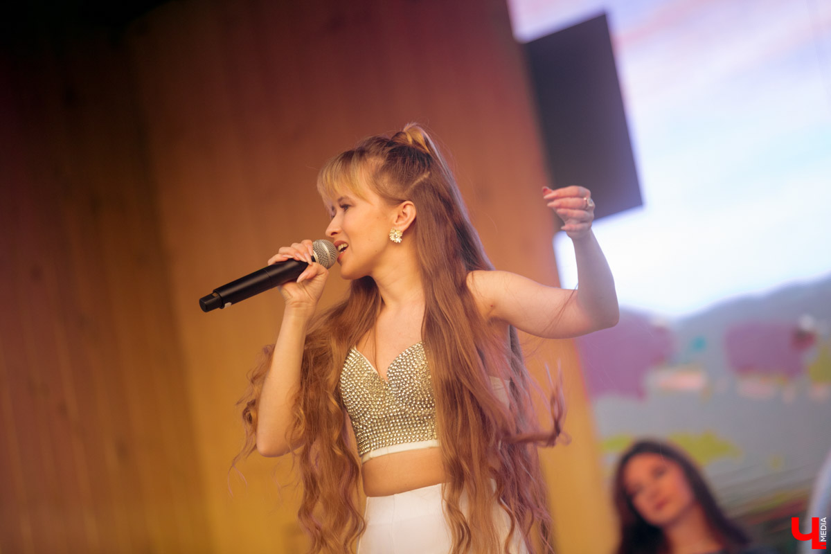 Все, кто не захотел сидеть дома в пятницу вечером и отправился на территорию гастромаркета на Студеной горе, стали свидетелями концерта, на котором музыка и танцы сплелись в одно целое. По итогу все его участники устроили дружный флешмоб. Если вы пропустили сие мероприятие, тогда листайте наш фоторепортаж.