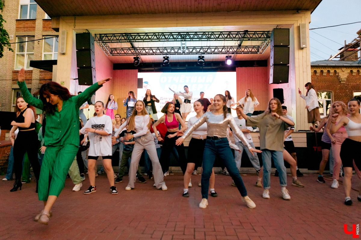 Все, кто не захотел сидеть дома в пятницу вечером и отправился на территорию гастромаркета на Студеной горе, стали свидетелями концерта, на котором музыка и танцы сплелись в одно целое. По итогу все его участники устроили дружный флешмоб. Если вы пропустили сие мероприятие, тогда листайте наш фоторепортаж.