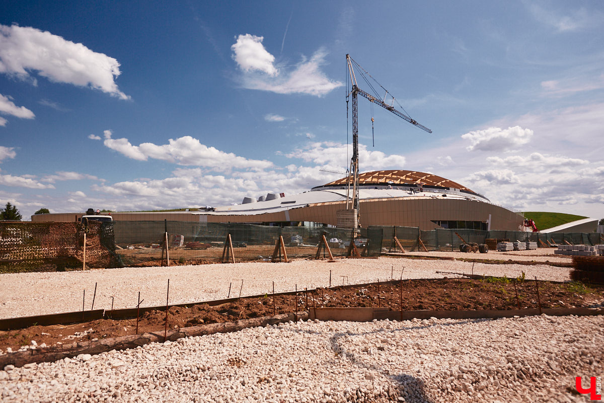 Долгожданный объект, возведение которого началось более 10 лет назад, обретает законченный вид. В Суздале на финишную прямую выходит строительство водного парка развлечений. «Ключ-Медиа» побывал на стройплощадке и готов рассказать, чего же нам ждать в конце этого года.