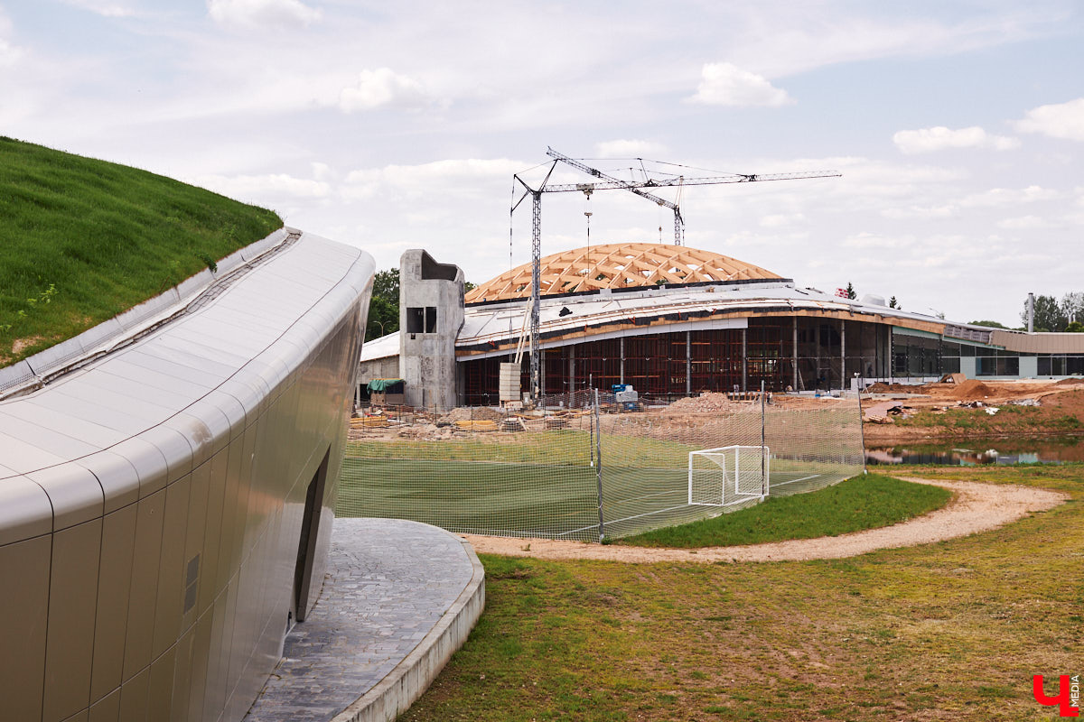 Долгожданный объект, возведение которого началось более 10 лет назад, обретает законченный вид. В Суздале на финишную прямую выходит строительство водного парка развлечений. «Ключ-Медиа» побывал на стройплощадке и готов рассказать, чего же нам ждать в конце этого года.